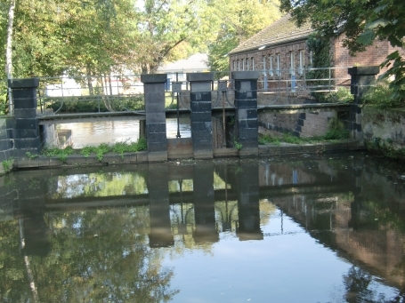 Neuss : Nordkanalallee / Ecke Selikumer Straße, das Epanchoir ist ein Wasserkreuzungsbauwerk ( wo Obererft und Nordkanal sich kreuzen ) aus Napoleonischer Zeit.